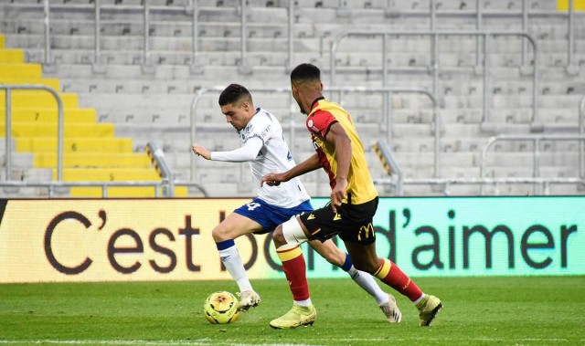 朗斯与昂热之战：法甲榜首争夺激烈，昂热客场挑战恐难抵挡