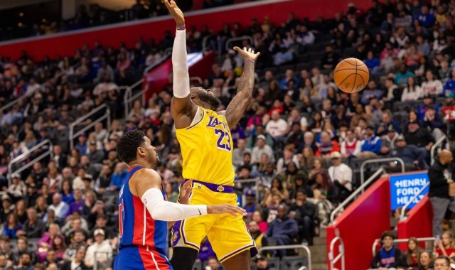 东契奇32分&amp;绝平3分不中老詹12+10 活塞终结湖人9连胜