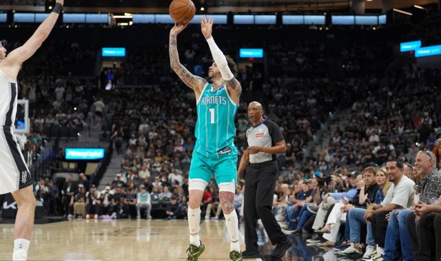 文班亚马复出32+12+8布里奇斯22分 马刺击败黄蜂