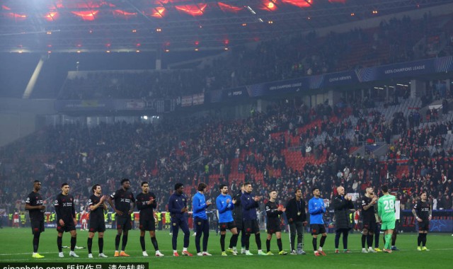 裁判赛后认错！拜耳球场1-1：迪亚斯红牌引爆德甲舆论，拜仁被罚下九人艰难抢分