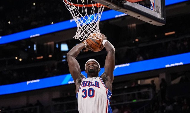 约翰逊35+10马克西空砍31分 老鹰擒76人6连胜